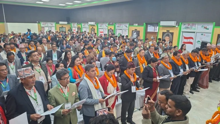 कांग्रेसको नयाँ नेतृत्वले सम्हाल्यो जिम्मेवारी : गगन थापाले गराए पदाधिकारी र सदस्यलाई शपथ