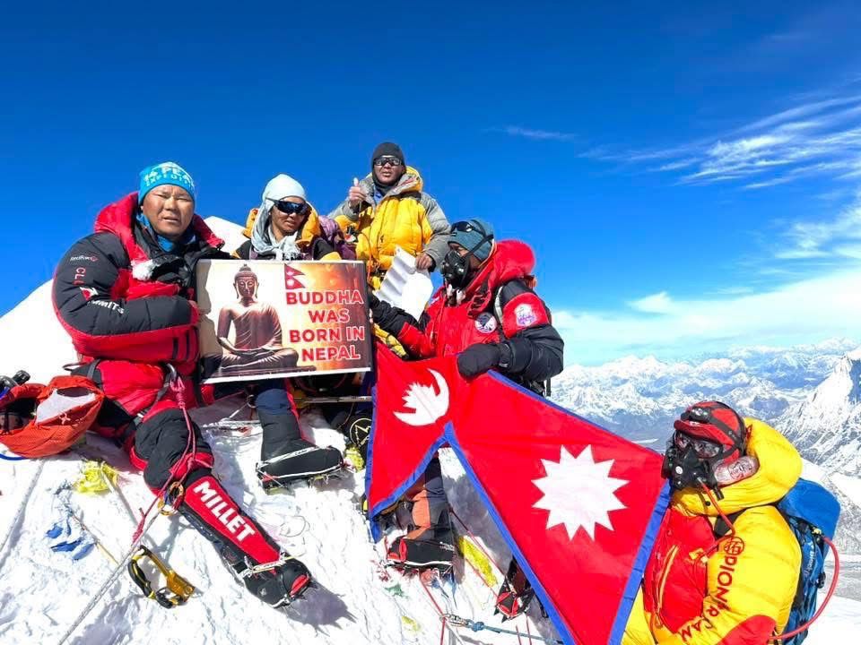 एकै परिवारका छ जनाले गरे मकालु हिमाल आरोहण