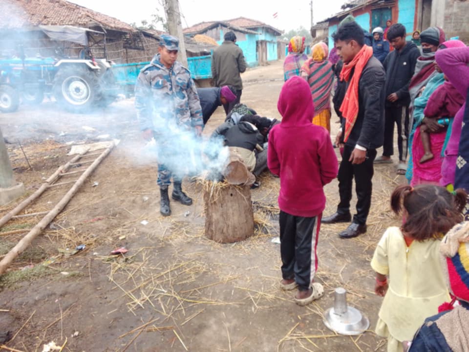 बस्तीबस्तीमा दाउरा पु–याएर आगो बालिँदै