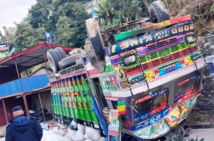धरानबाट धनकुटा जाँदै गरेको ट्रक पल्टिँदा दुईजना घाइते