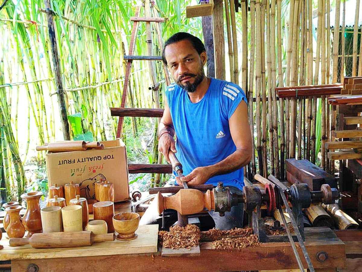 युट्युबबाट सिकेर काष्ठकलाको कर्ममा खटिएका भक्तबहादुर