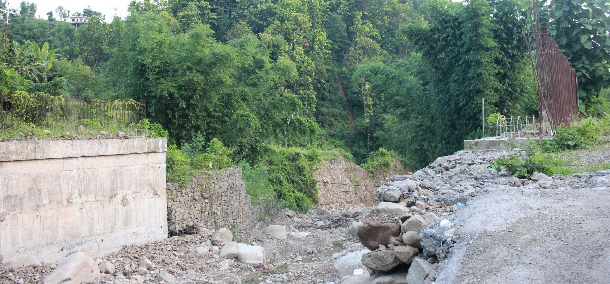 धरानमा निर्माणाधीन लेदुवा खोलाको पुल सात वर्षदेखि अधुरै