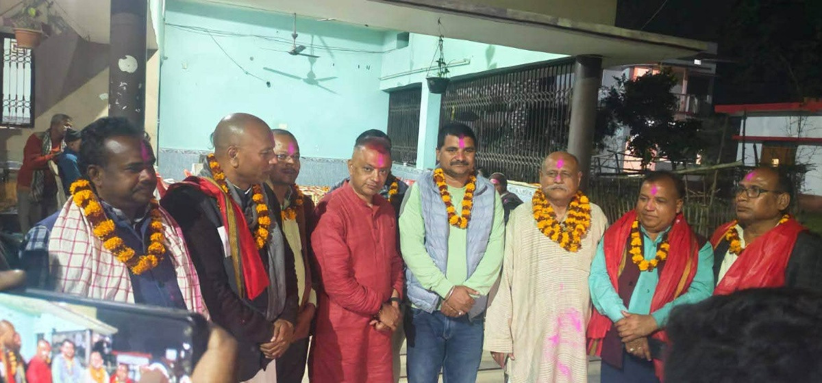 दलबलसहित पूर्वमेयर सिंह कांग्रेस प्रवेश, सभापति थापाले गरे स्वागत