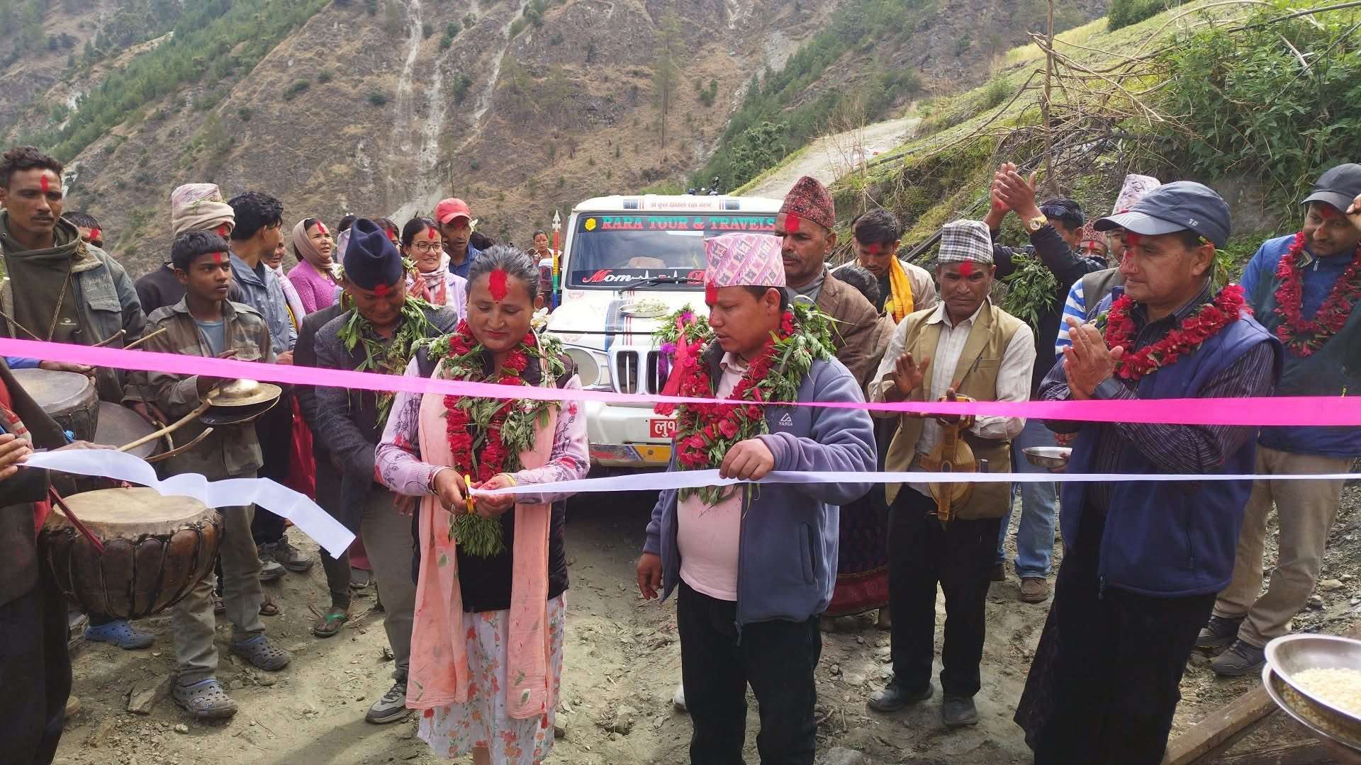 छाँयानाथको माथि बालै गाउँमा पहिलोपटक गाडी पुग्दा स्थानीय हर्षित, नाचगान र देउडासहित स्वागत