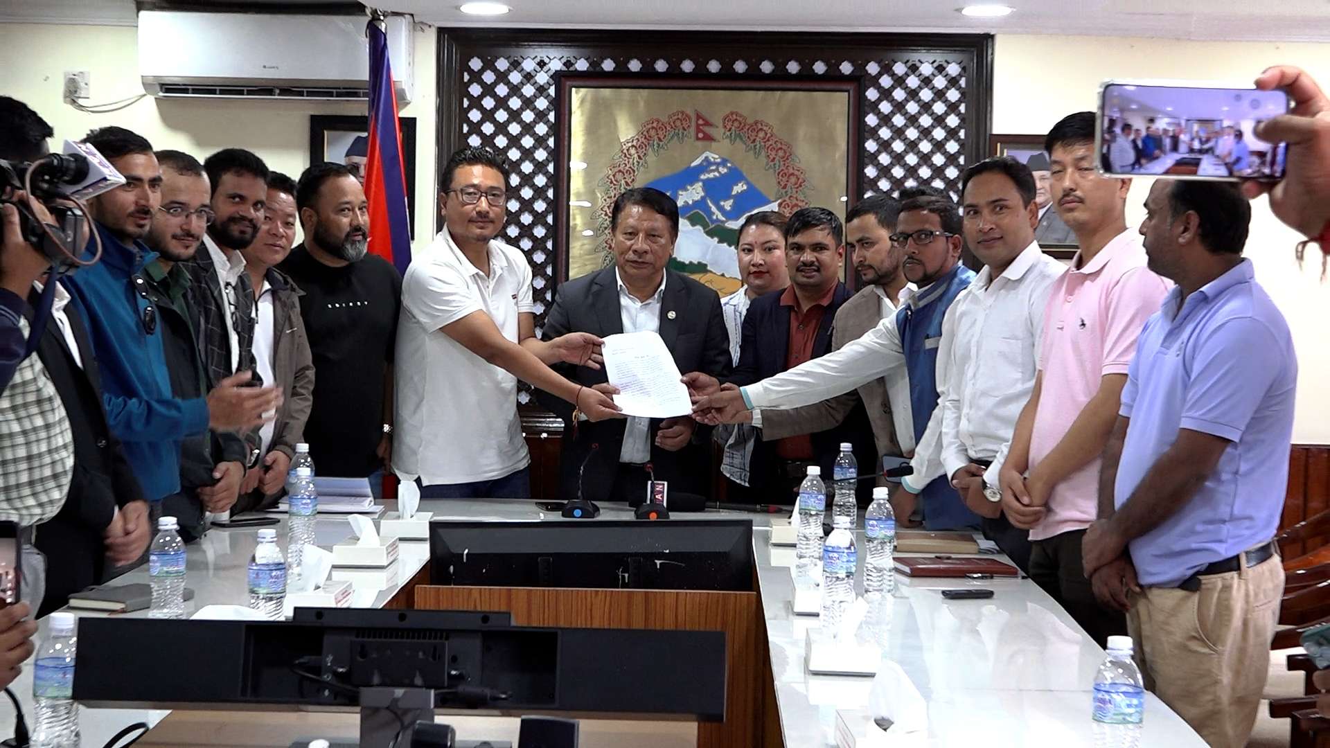 शिक्षा विधेयकप्रति विद्यार्थीहरुको असन्तुष्टि, कार्यबाहक प्रधानमन्त्री सिंहलाई ज्ञापन