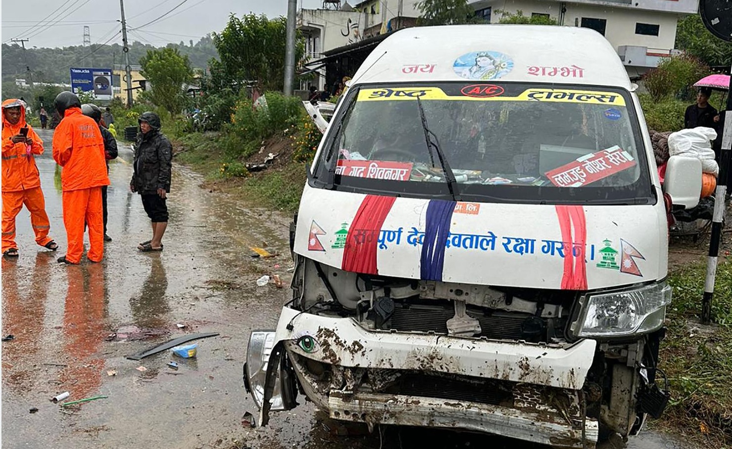 आँबुखैरेनीमा माइक्रो दुर्घटना, १४ जना घाइते