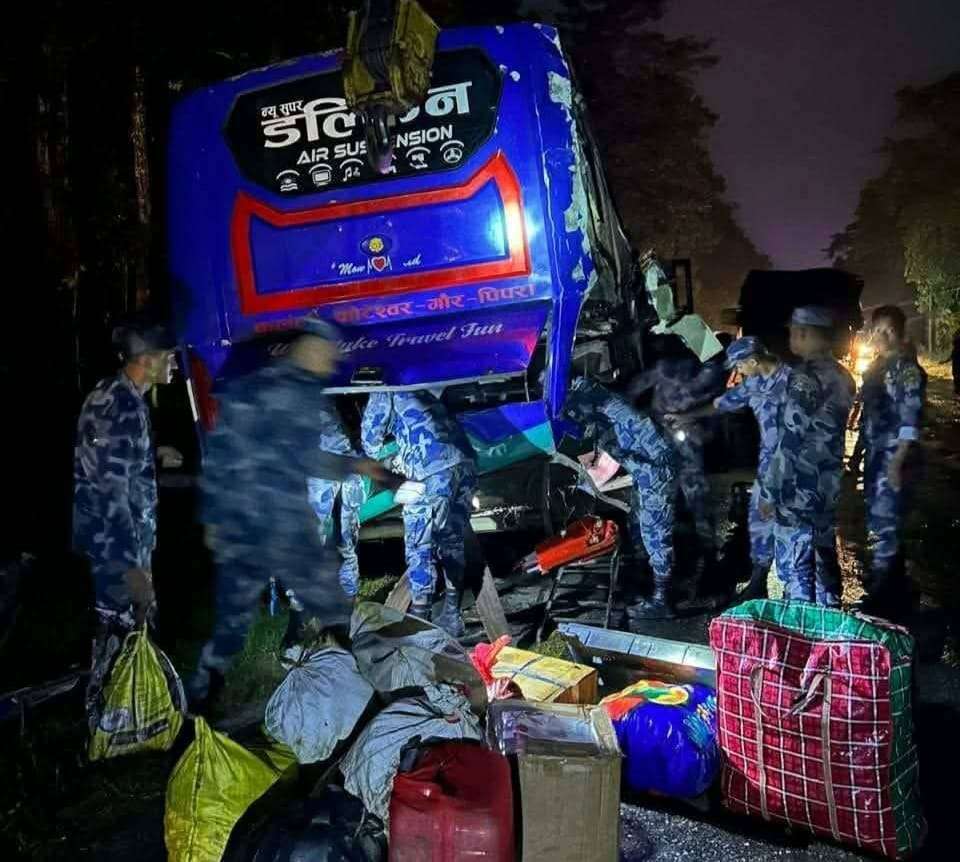 चितवनमा बससहित तीन सवारीसाधन ठोक्किँदा ३३ जना घाइते (नामावलीसहित)