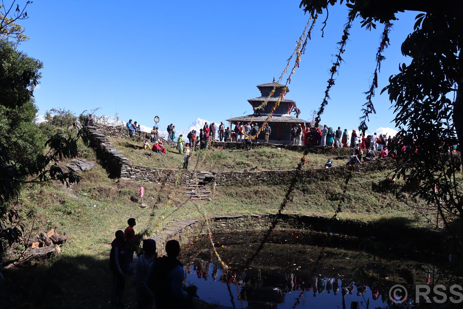 प्रकृतिलाई खुसी पार्न तोरन तार्ने चलन