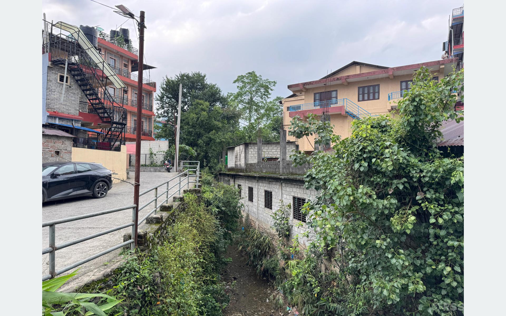 पोखरा महानगरपालिकाले फिर्केखोलाका अतिक्रमित संरचना हटाउन डोजर अभियान सुरु गर्‍यो