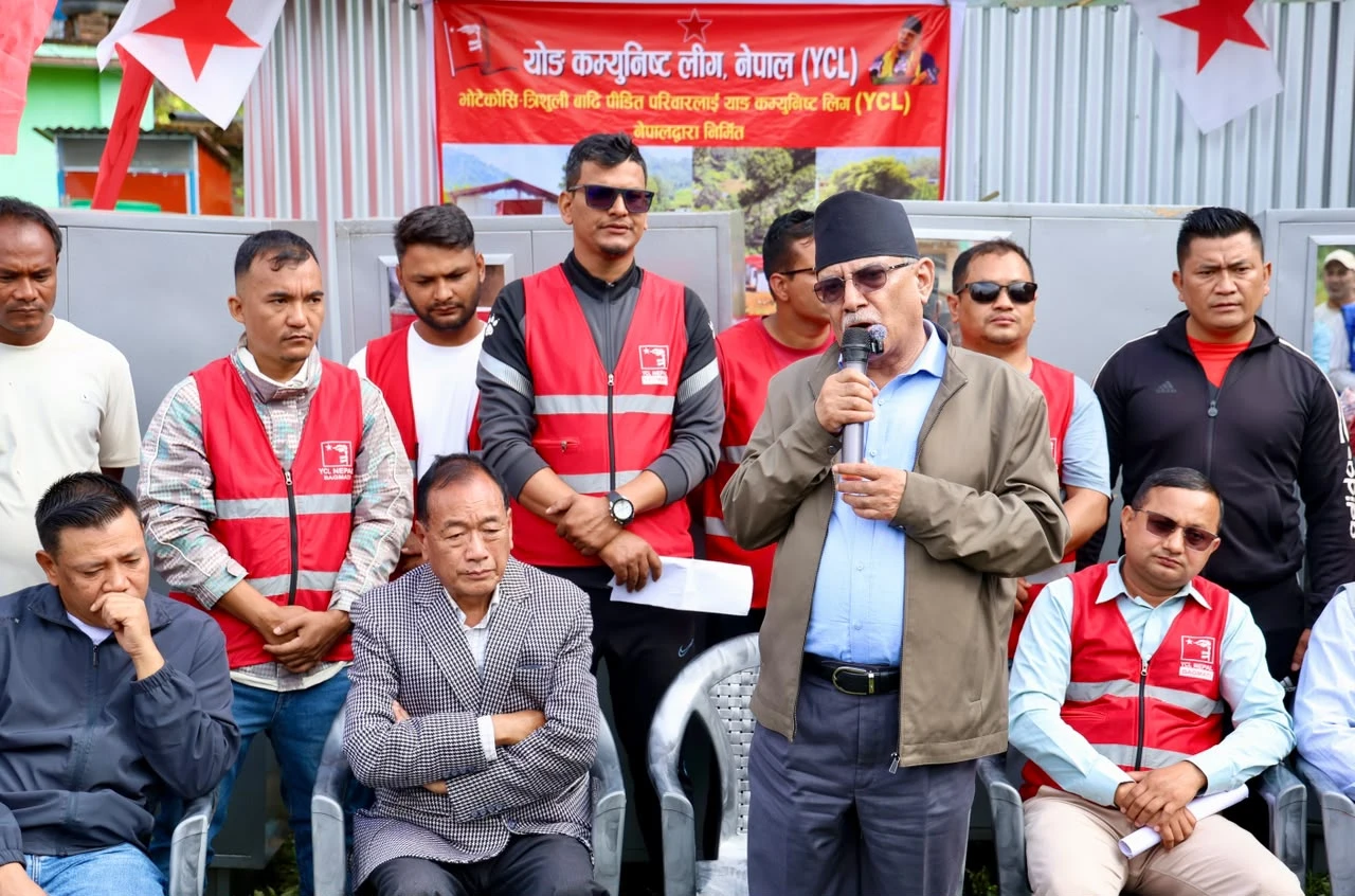 प्रचण्डद्वारा बाढीपहिरो प्रभावितलाई वाईसीएलले बनाएका २१ आवास हस्तान्तरण