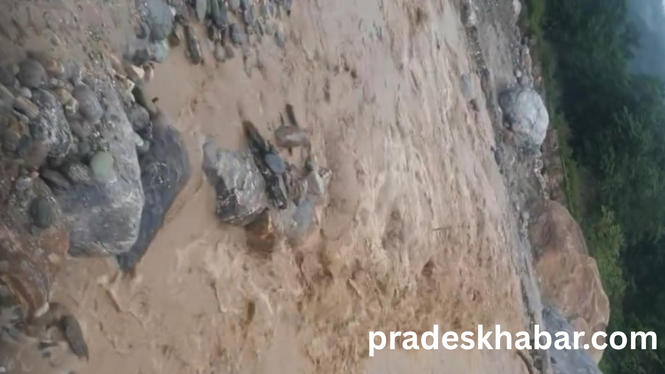 हेंवा खोलाको डाइभर्सन बगाउँदा मेची राजमार्ग पूर्ण अवरुद्ध