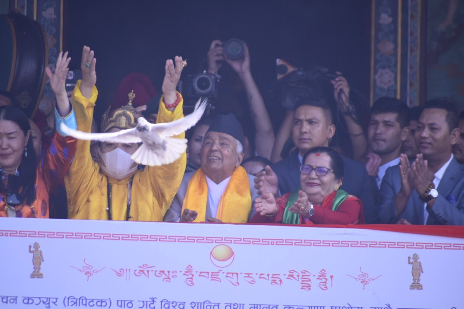 विश्व शान्तिको कामना गर्दै राष्ट्रपतिले उडाए परेवा