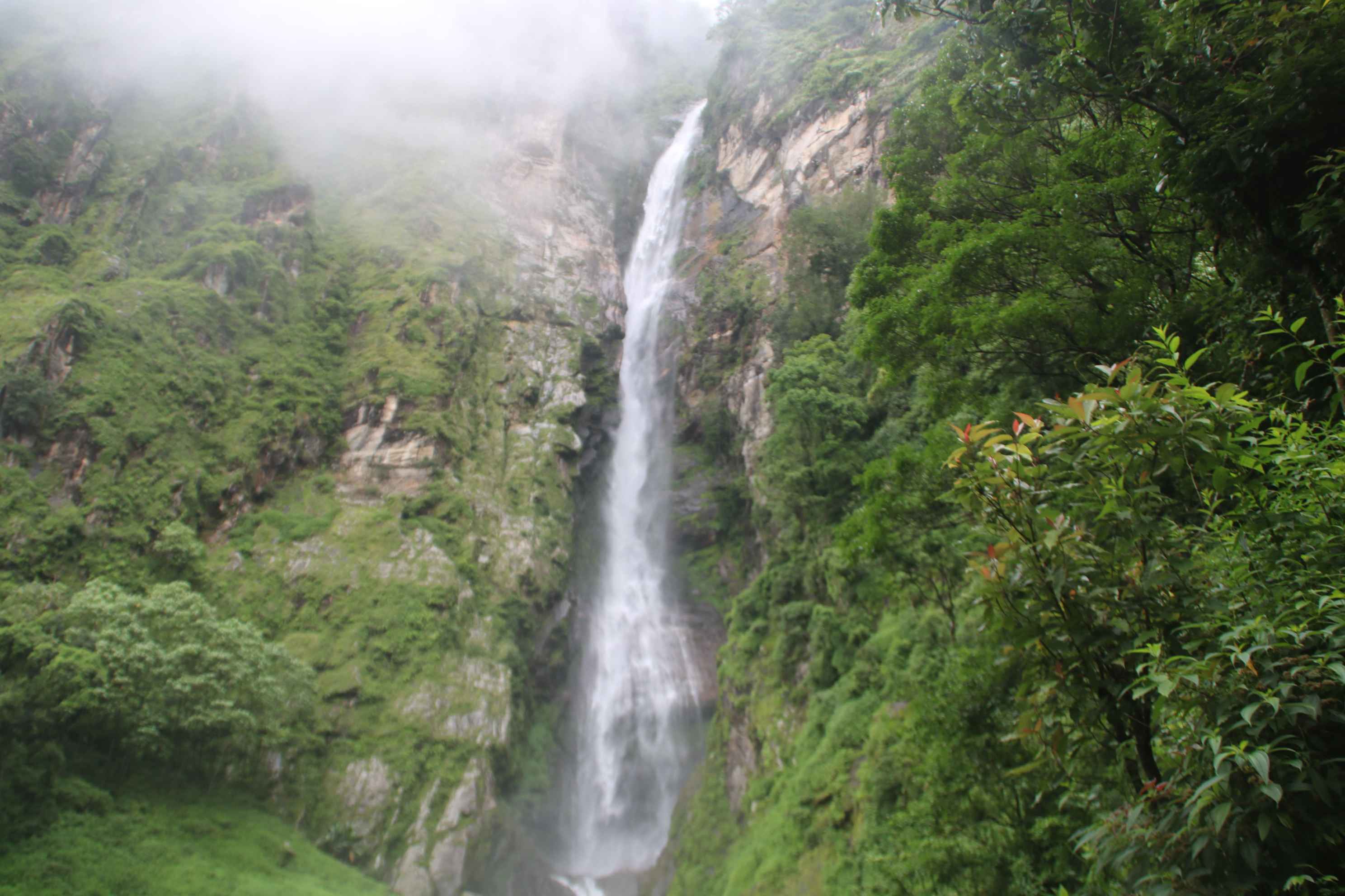 ओझेलमा ताप्लेजुङको ढङ्ढङ्गे झरना