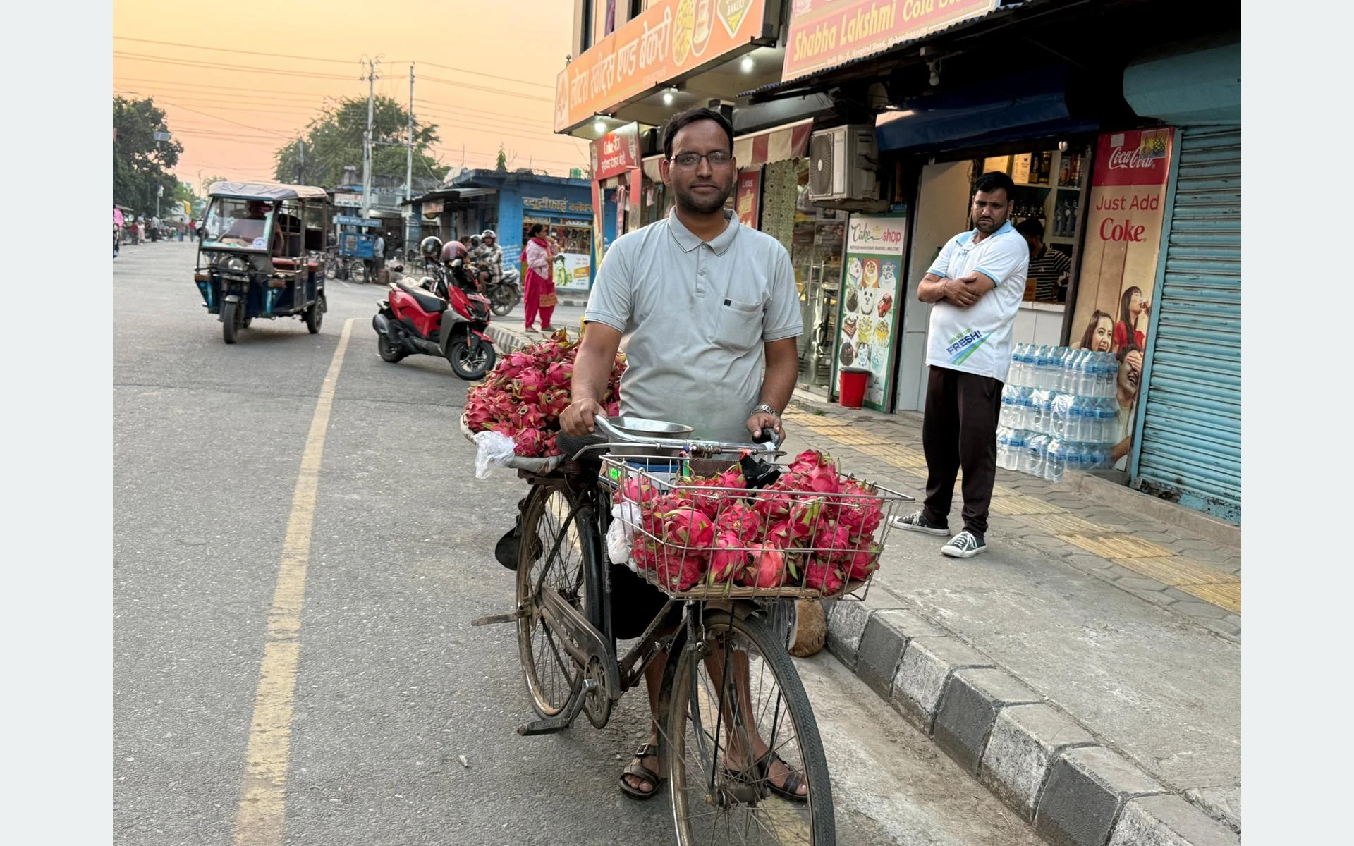 साइकलमा ‘ड्रागन फ्रुट’ बेचेर स्वरोजगारको सन्देश प्रवाह गर्दै उद्यमी पन्त