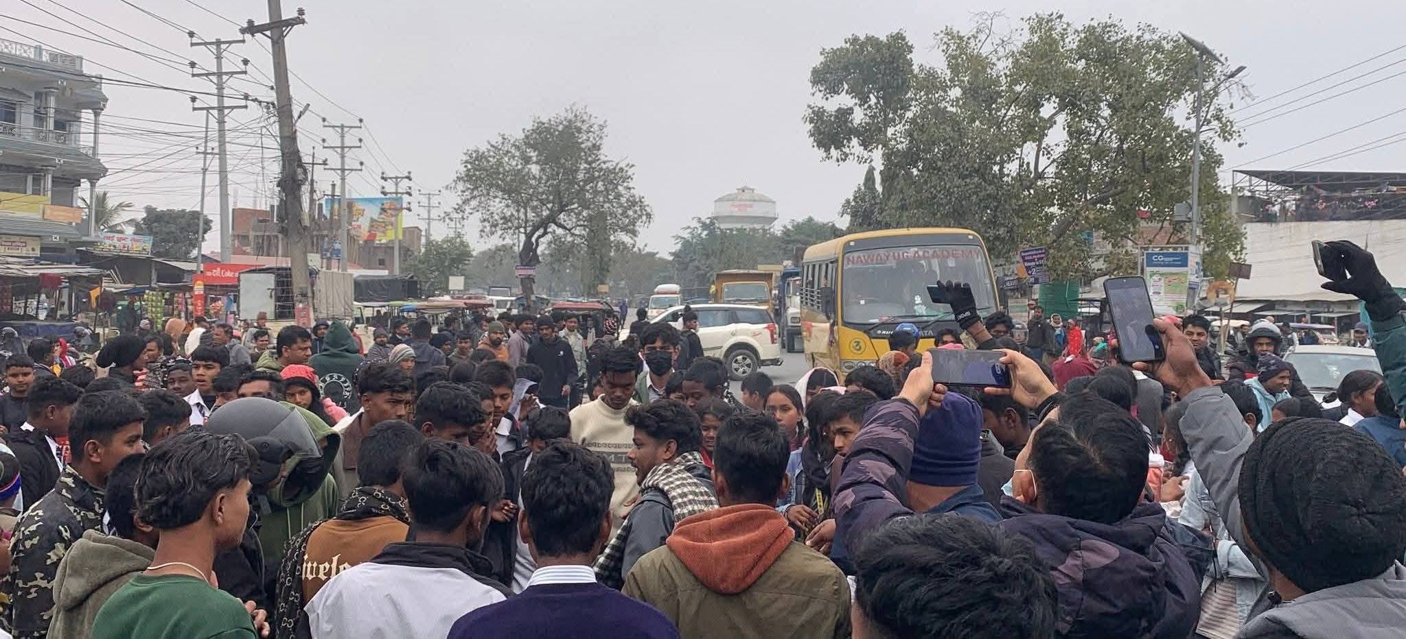 राजाजी रामजी माविका विद्यार्थीले सडकमा टायर बालेर गरे प्रर्दशन