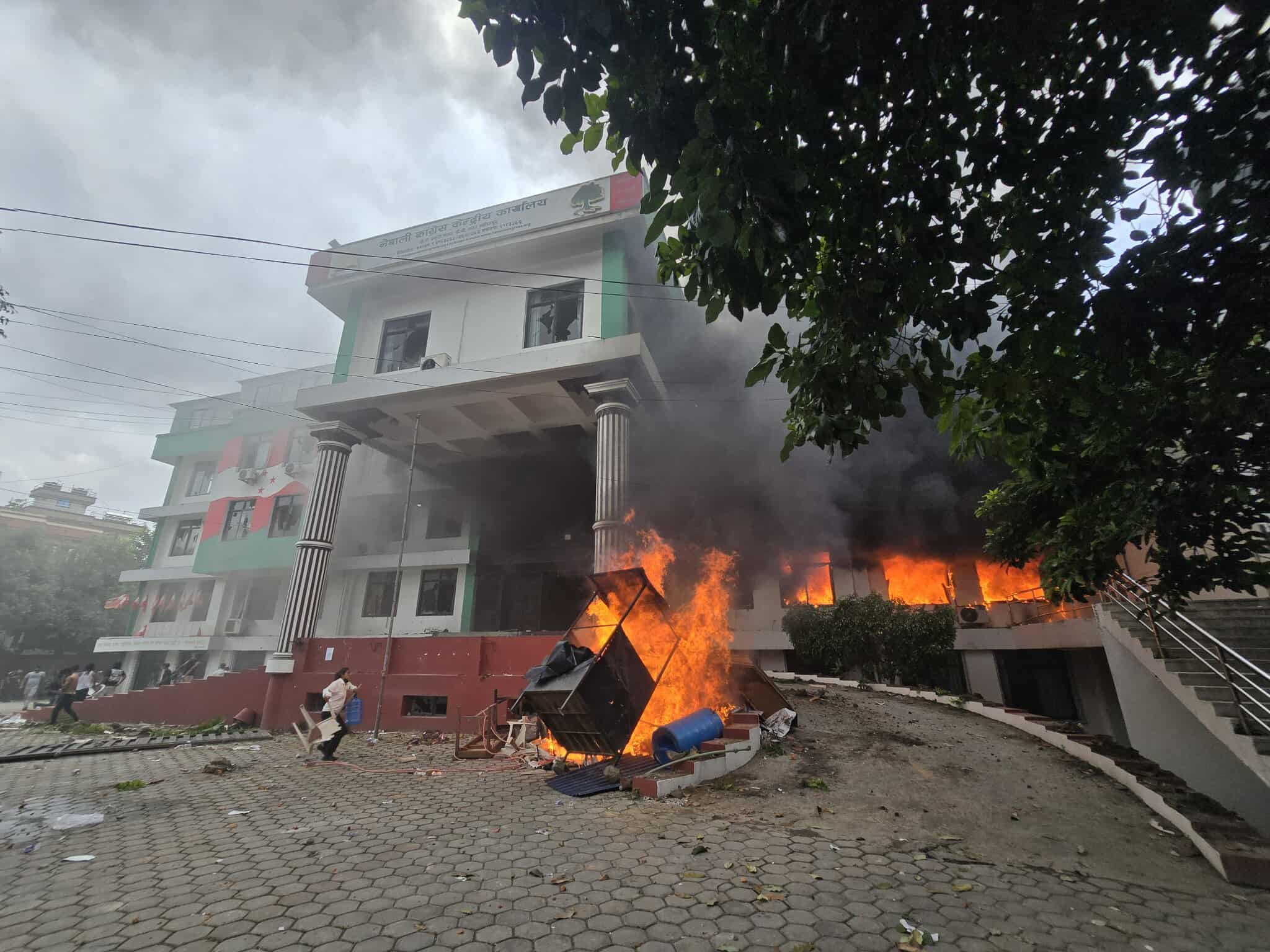 देउवा, रमेश लेखक र आरजु राणाको घरमा आगजनी, एमाले केन्द्रीय कार्यालयमा तोडफोड