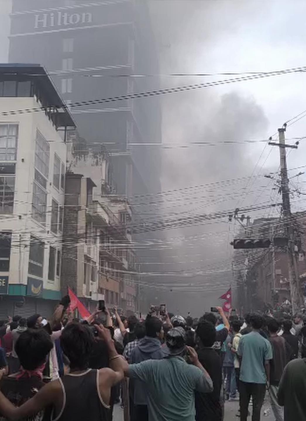 आगो लागेको हिल्टनमा मान्छे फसे, उद्धारका लागि सेना खटाइयो