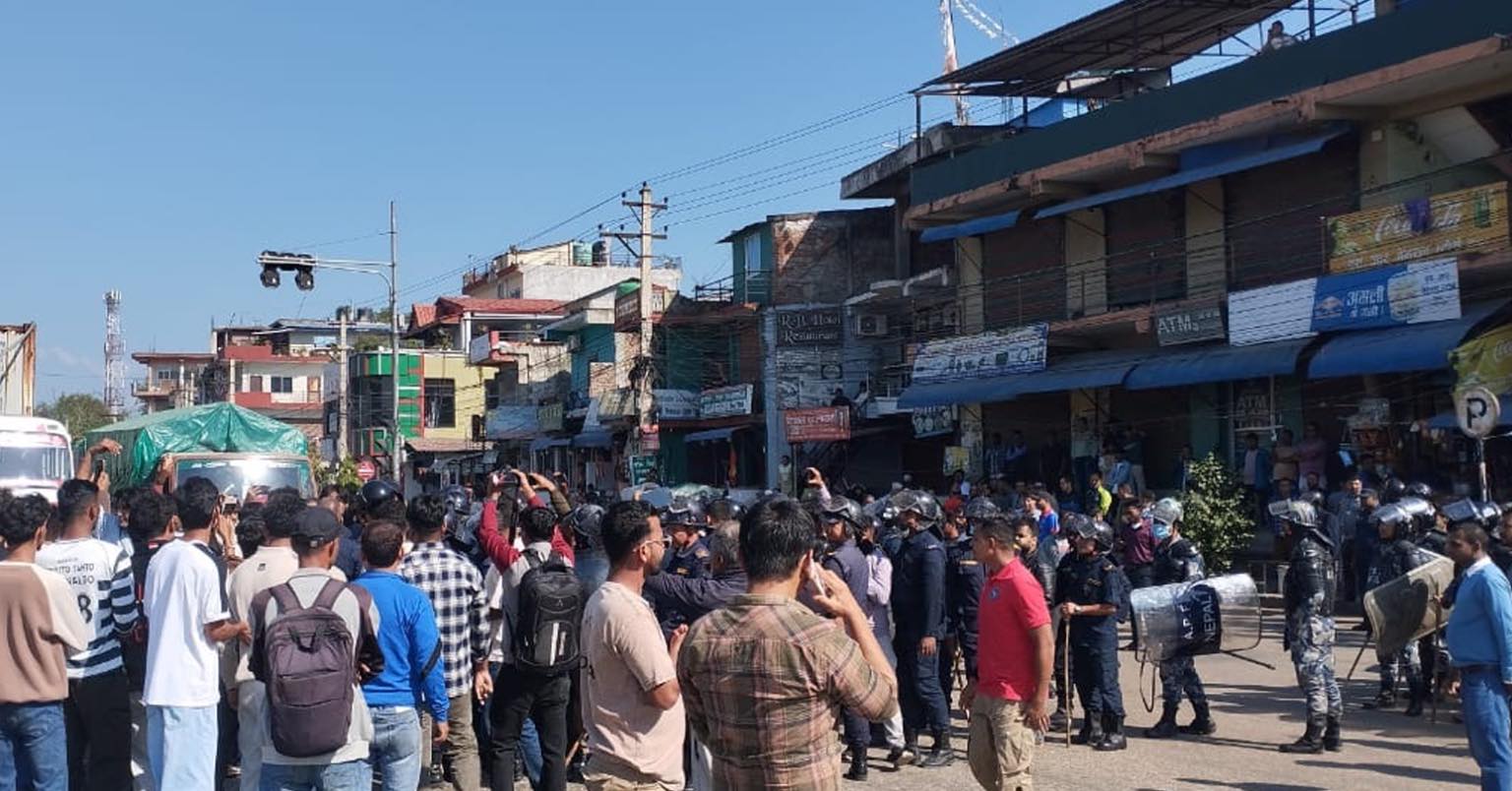 एमाले नेता महेश बस्नेत चढेको विमान अवरतण गर्न नदिन जेनजीको प्रदर्शन