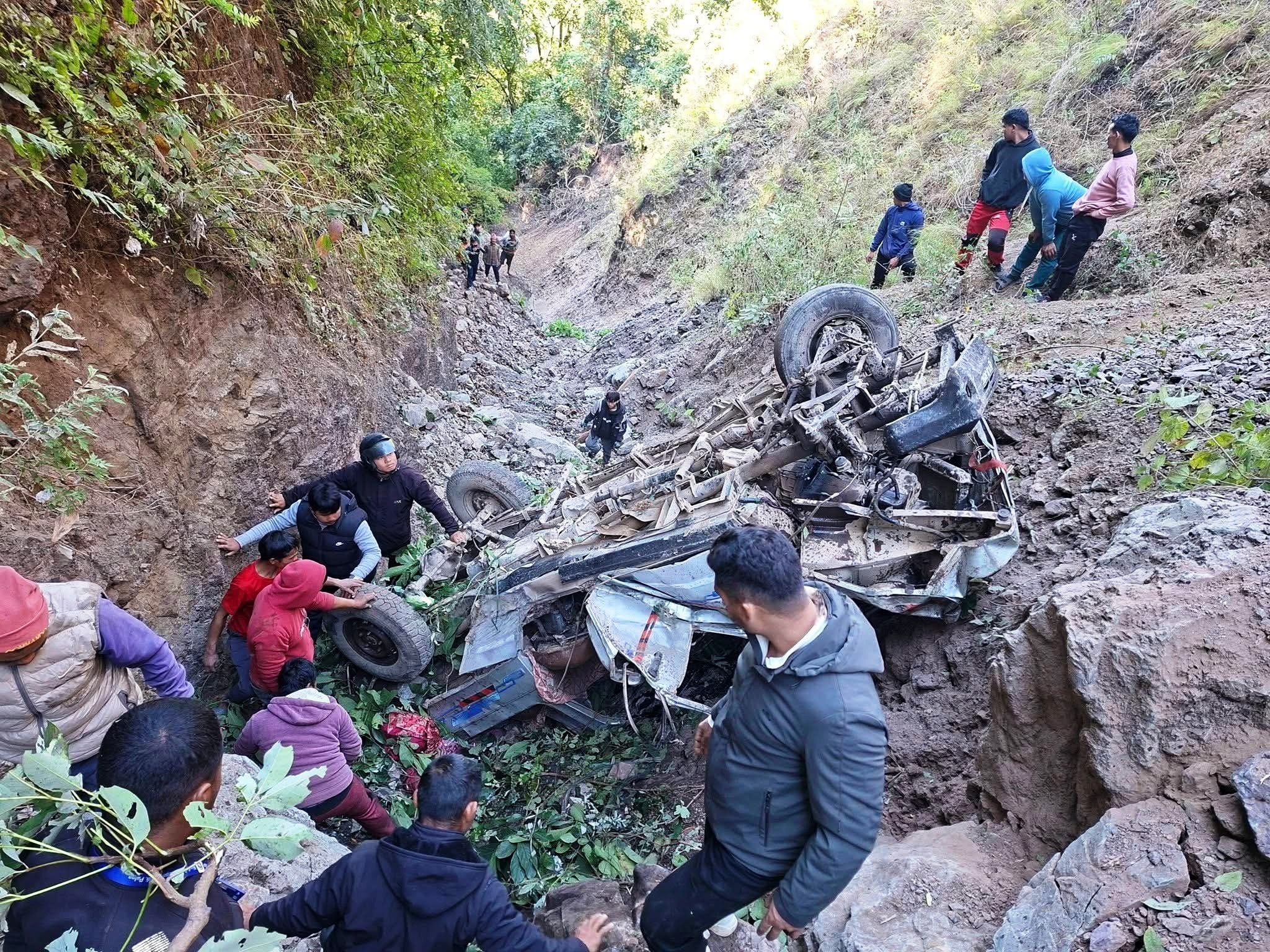अरुण खोलाबाट रामपुर आउँदै गरेको जीप चिप्लेर भिरबाट खस्यो, ३ जनाको मृत्यु