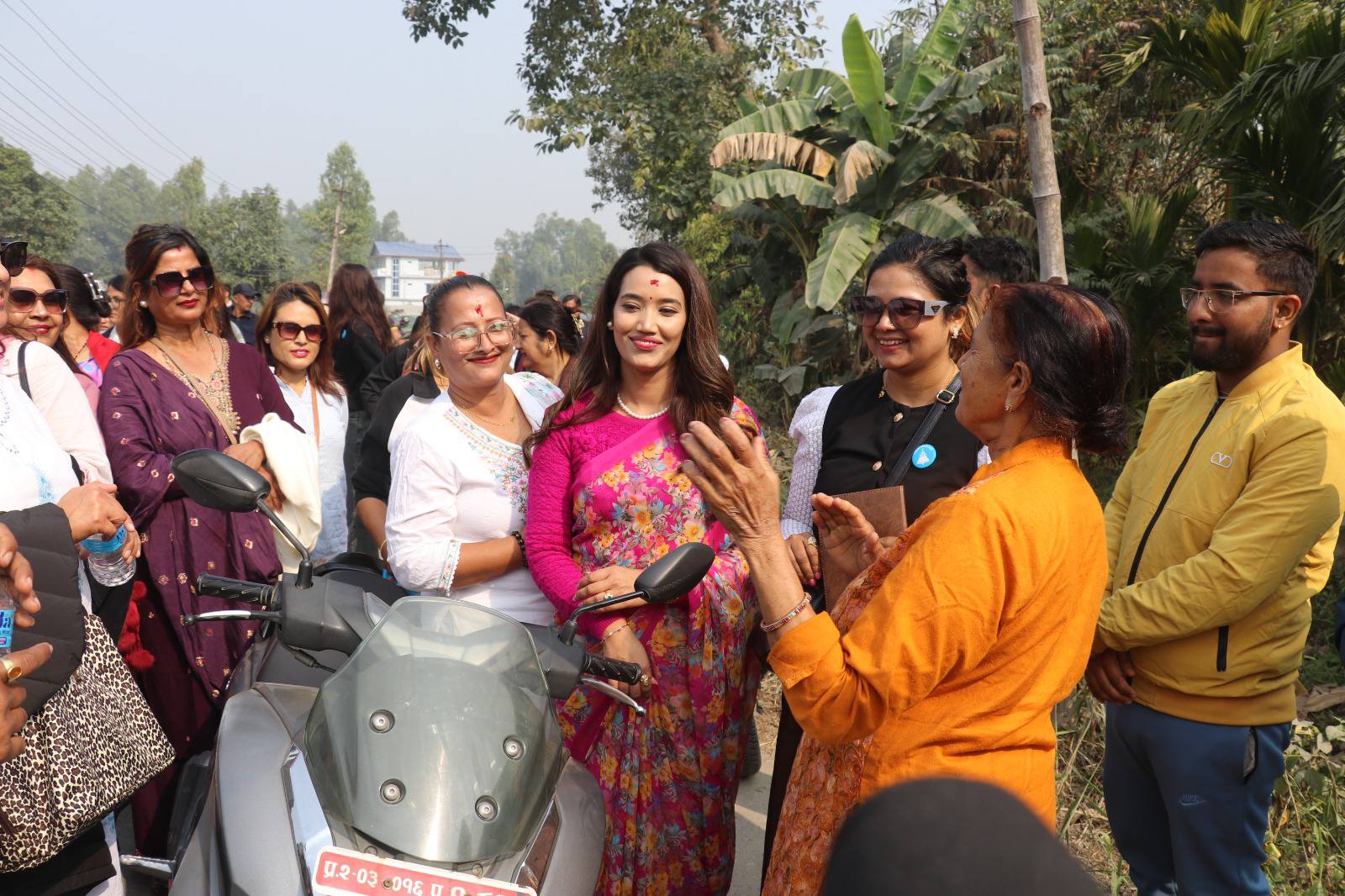 बालेनपत्नी सविना झापामा घरदैलोमा व्यस्त (तस्बिर)