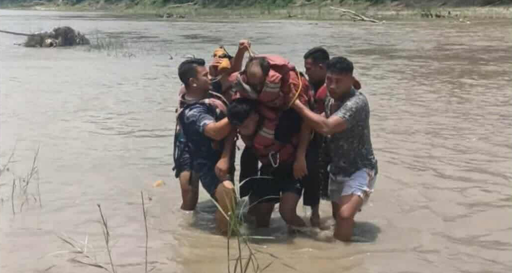 नारायणी नदीमा बग्दै आएका पुरुषको जीवितै उद्वार