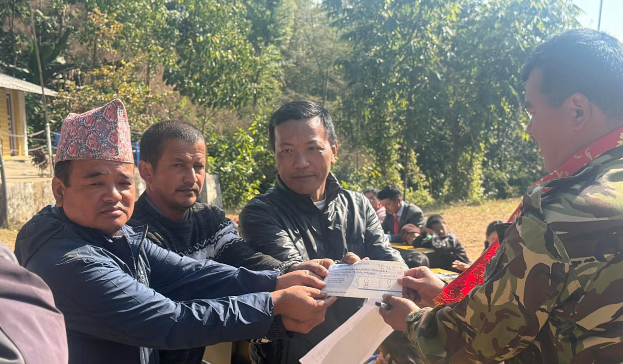 इलामको रत्नलक्ष्मी आधारभूत विद्यालयलाई ३ लाखभन्दा बढीको सामग्री प्रदान