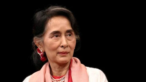 हिरासतमा रहेकी सुकीलाई बेलायती राजाको उपहार