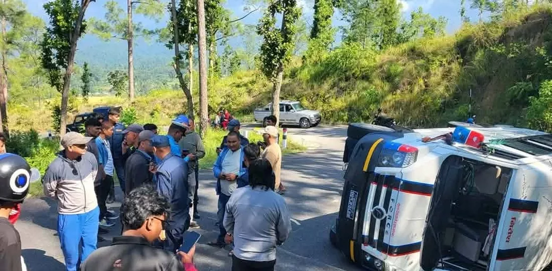 दसैँमा घर जाँदै गरेका यात्रु बोकेको फोर्स गाडी सुर्खेतमा दुर्घटना, ९ जना घाइते (नामावलीसहित)