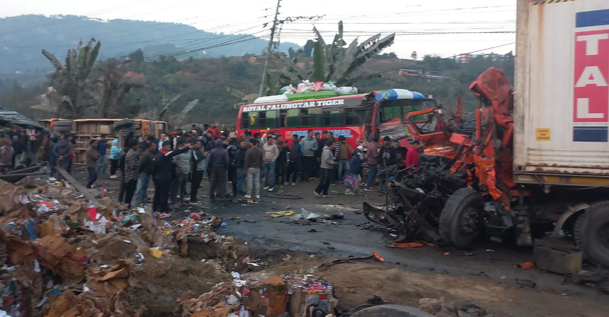 धादिङको चालिसेमा सात सवारी  ठोक्किँदा २ जनाको मृत्यु, ६८ जना घाइते (नामावलीसहित)