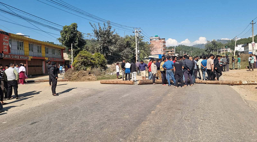 बसको ठक्करबाट पैदलयात्रीको मृत्यु : अरनिको राजमार्ग अवरुद्ध