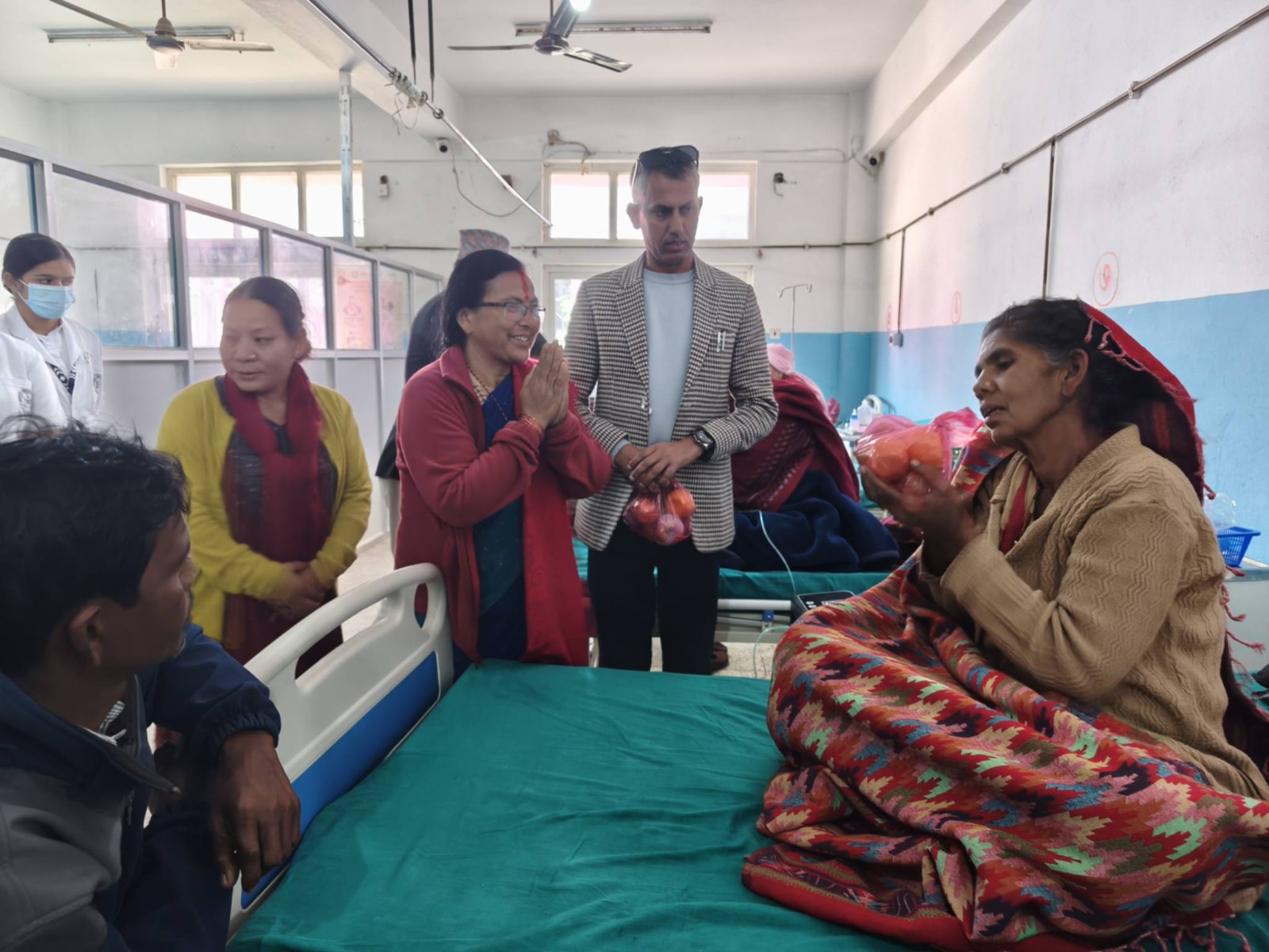 स्थापना दिवसमा उदयपुर जिल्ला अस्पतालका बिरामीलाई फलफूल वितरण