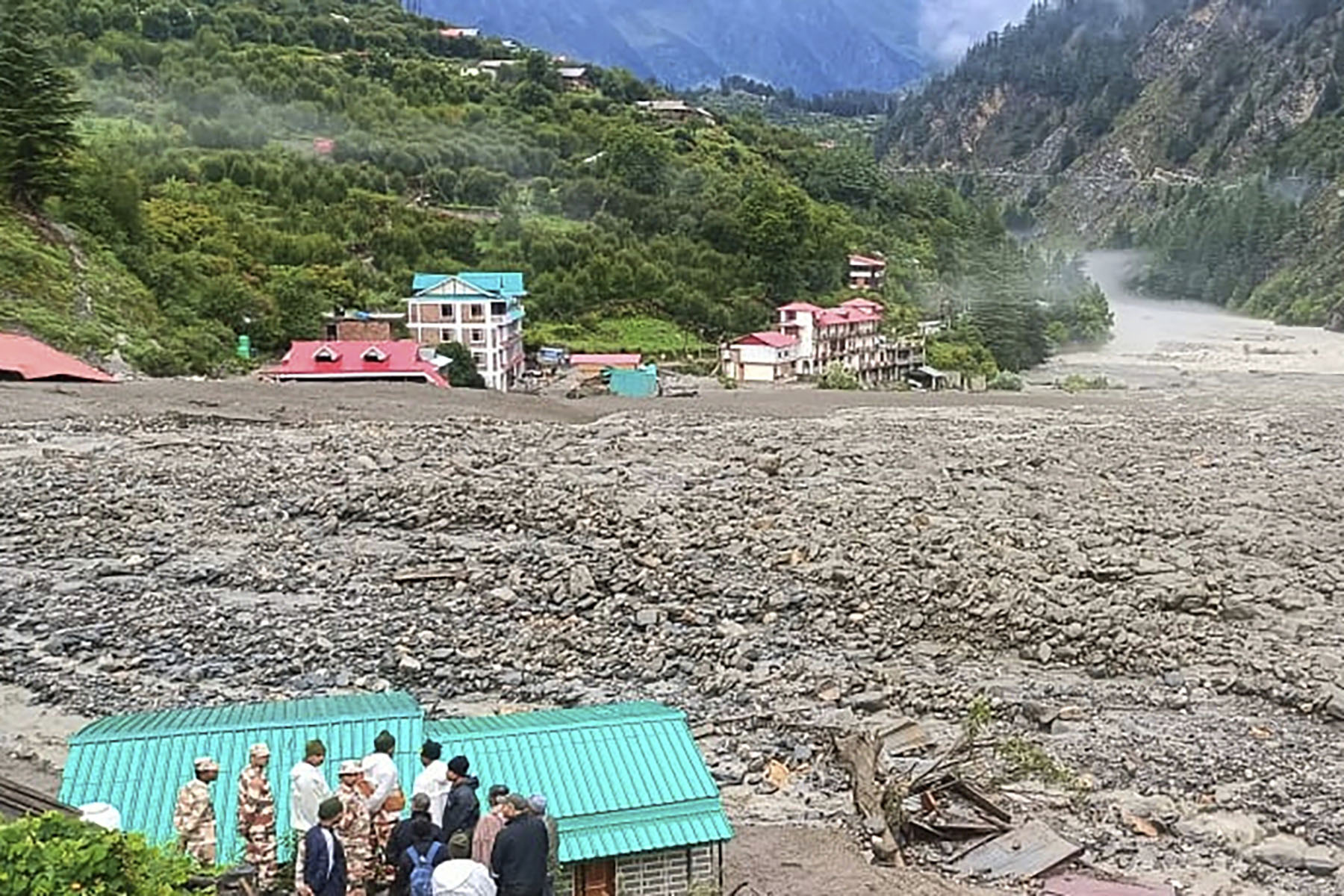 उत्तराखण्डको धरालीमा बाढी : करिब एकसय जना बेपत्ता, खोजी कार्य जारी