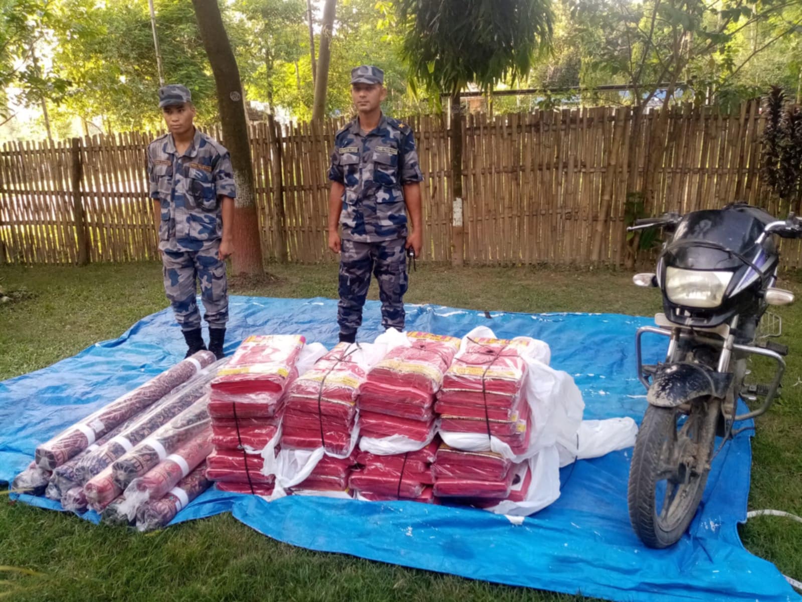 भारतबाट भन्सार छली गरी नेपाल ल्याउदै गरेको लत्ता कपडा र मोटरसाइकल सशस्त्र प्रहरीले नियन्त्रणमा लियो