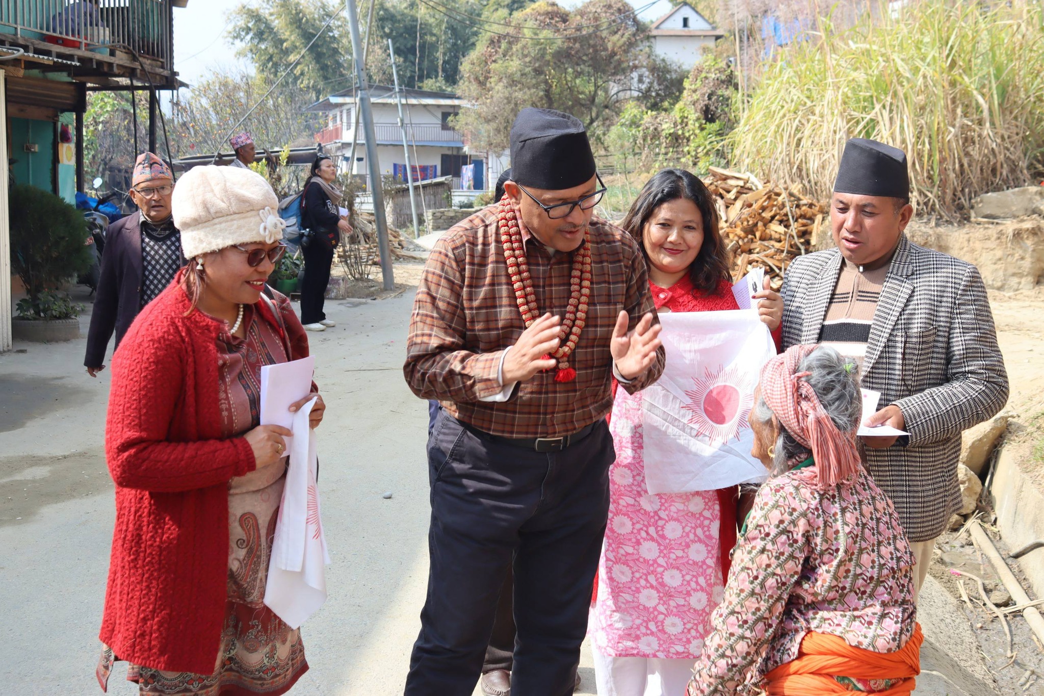 पूर्वराजदूत डा. कार्की चुनावी मैदानमा : सात बुँदे प्रतिवद्धता पत्र लिएर मतदाता भेट्दै