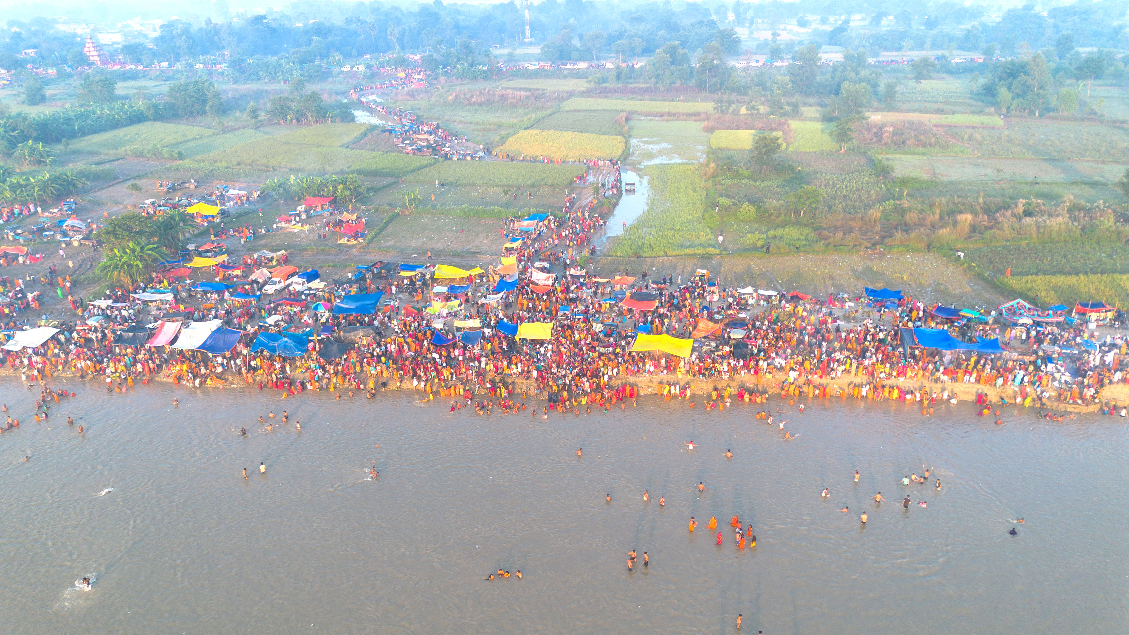 कमला नदीमा स्नान गर्ने भक्तजनको घुइँचो