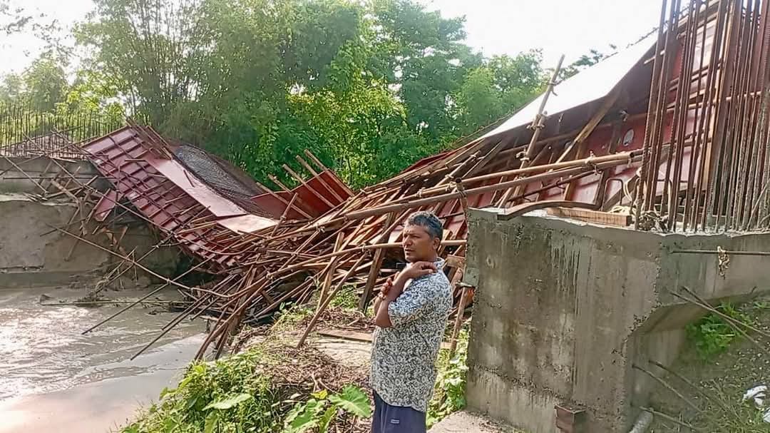 इलाममा निर्माणाधीन पक्की पुल बाढीले बगायो, सडक अबरुद्ध