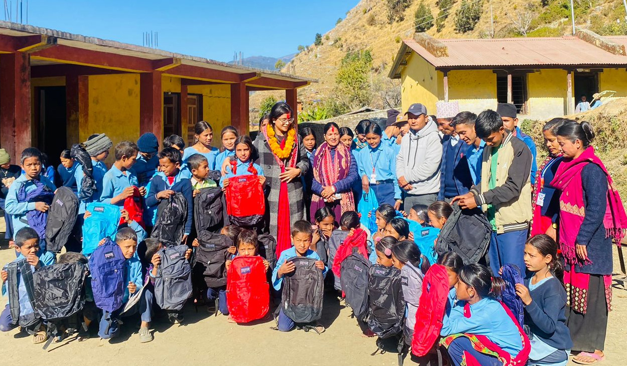 देशभर ५ हजार स्कुल ब्याग वितरण अभियान तीव्र