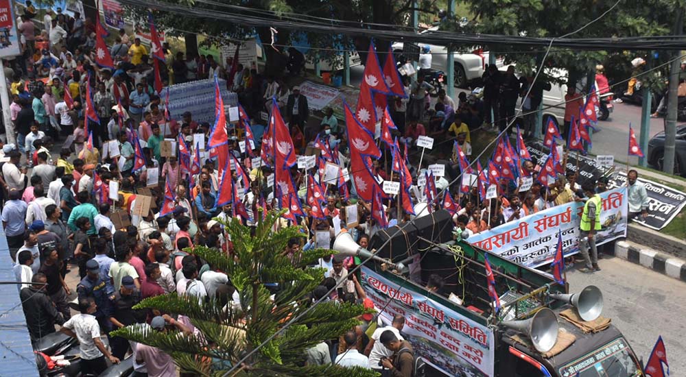 ‘बालेन चोर देश छोड’ भन्दै व्यवसायीले काठमाडौं महानगरको कार्यालय घेराउ गरे