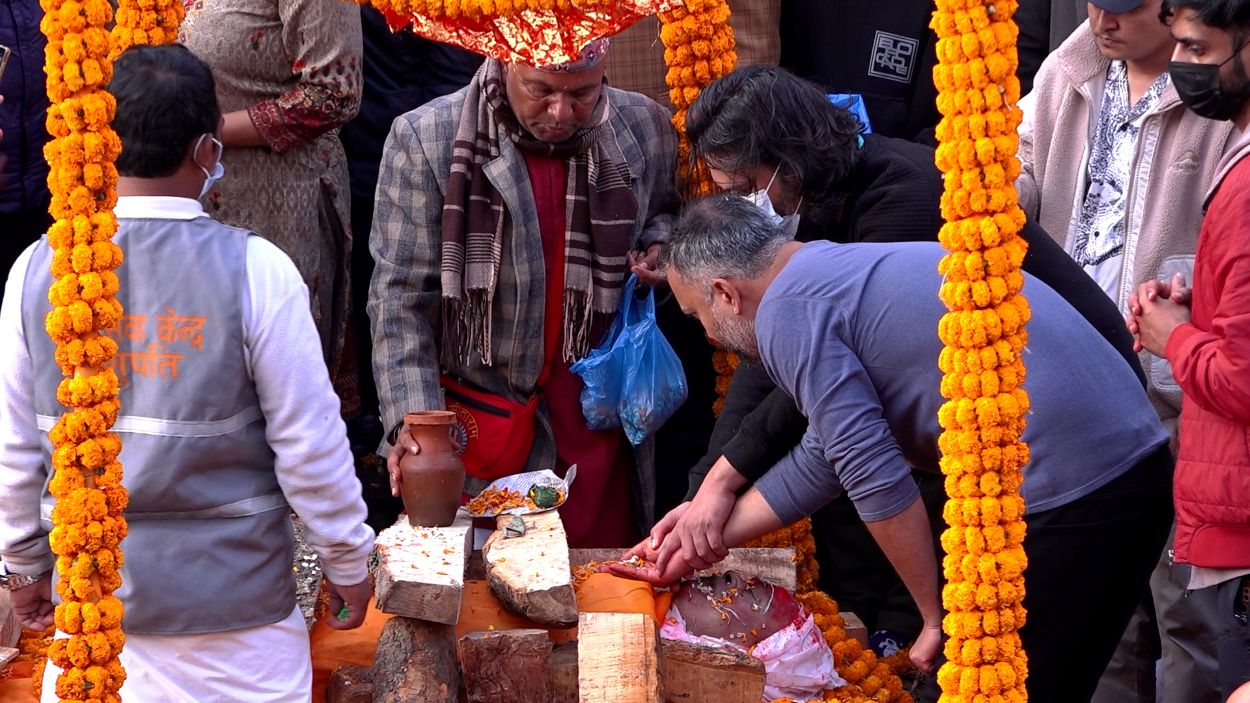 बालेनका बुबाको अन्त्येटिमा को को पुगे आर्यघाट ? (तस्विरहरुसहित)