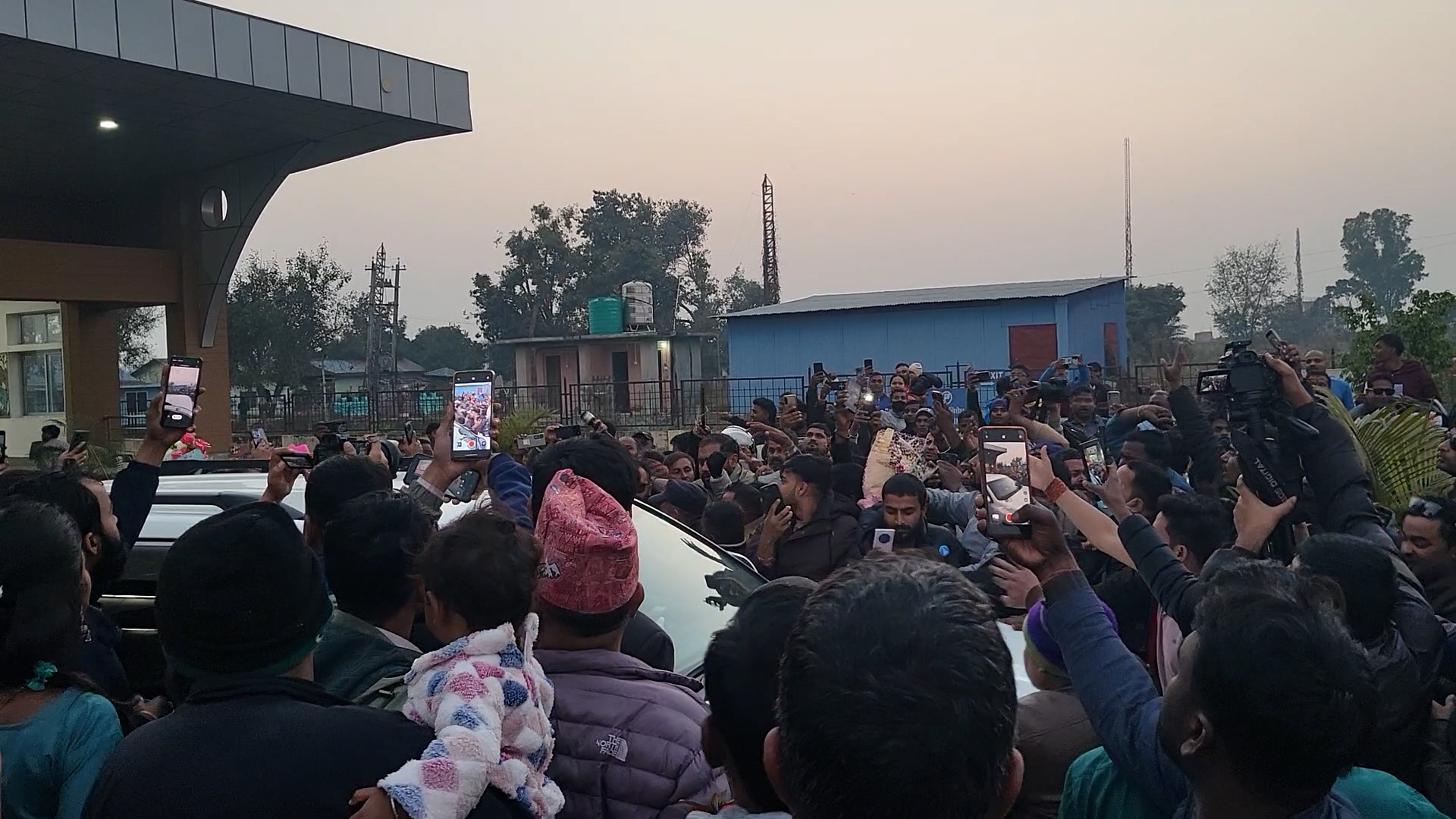 बालेनलाई जनकपुरधाम विमानस्थलमा समर्थकहरुले गरे भव्य स्वागत