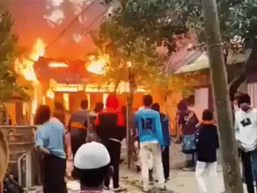 बंगलादेशमा ढोका बन्द गरेर कम्तीमा पाँच हिन्दू परिवारको घरमा आगजनी