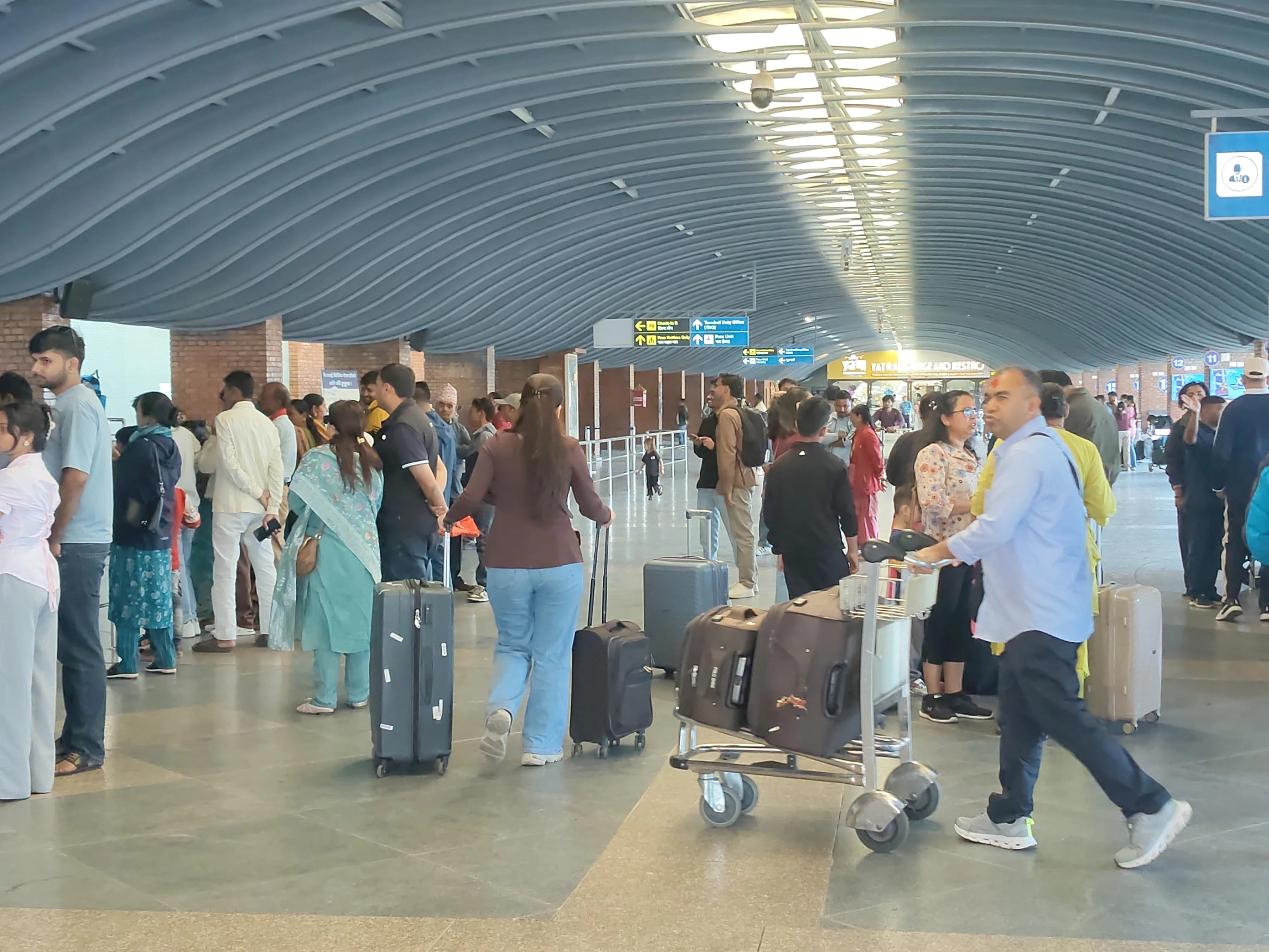 दसैंको दोस्रो दिन पनि रोकिएन बिदेसिने युवाको लर्को, रोजगारीको खोजीमा बिदेसिँदै नेपाली
