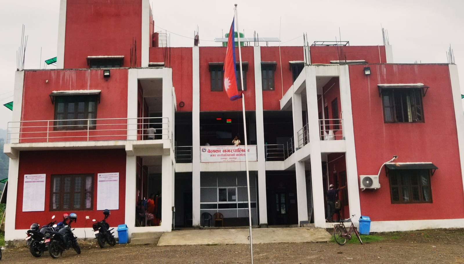 बेलका नगरपालिकाले चाडबाडको मुखैमा करारका कर्मचारी हटाएको भन्दै  विरोध