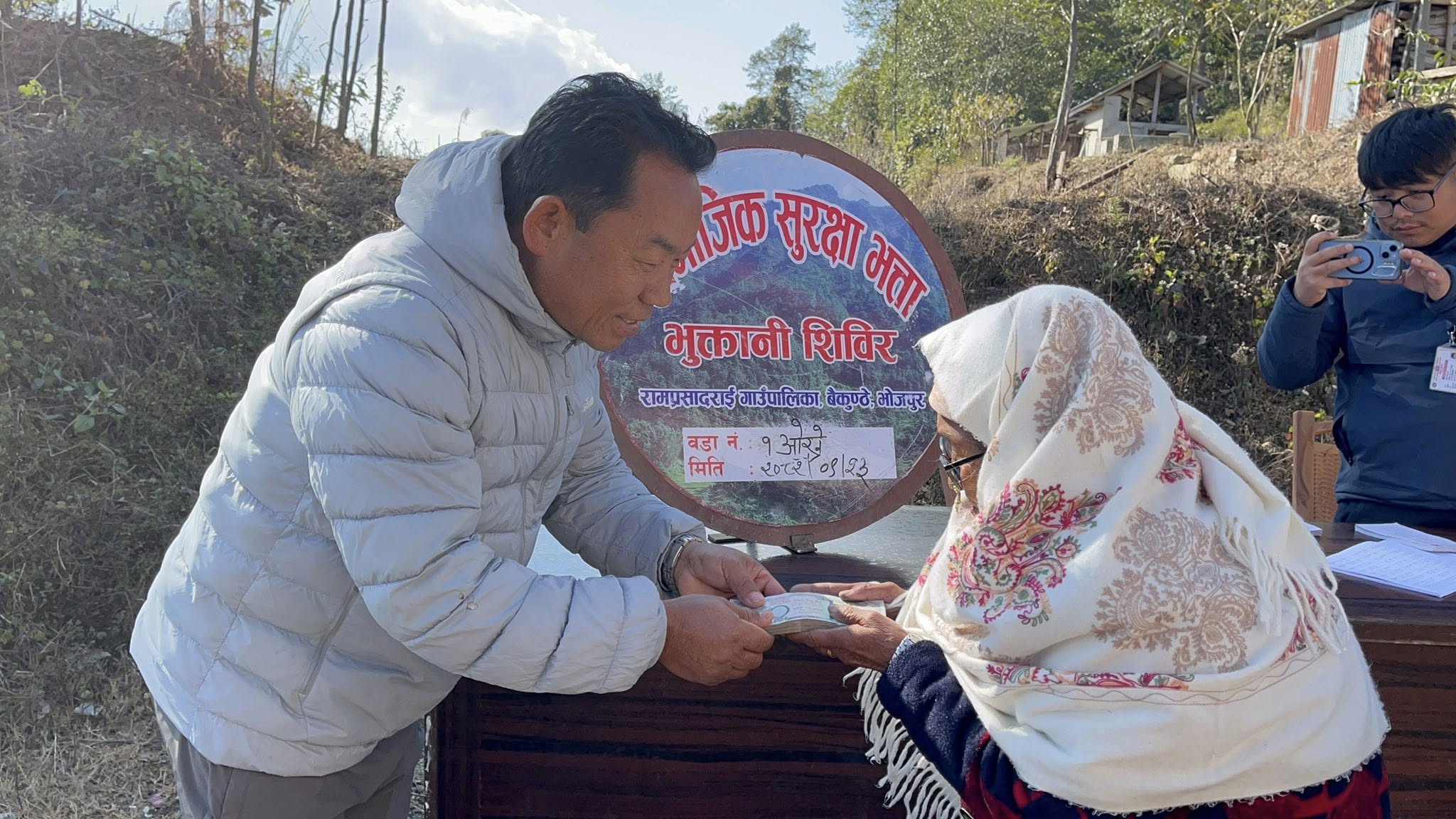 भोजपुरमा दुर्गम क्षेत्रका ज्येष्ठ नागरिकको घरदैलोमै भत्तासँगै न्यानो कपडा