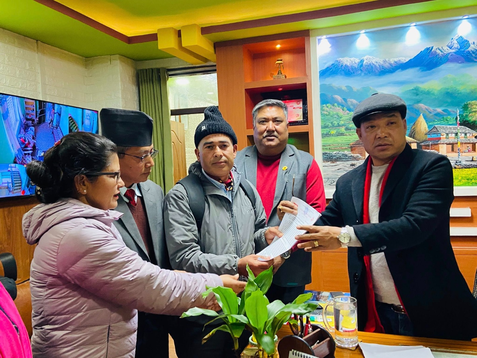 स्थानीय भत्ता पाउनु पर्ने माग सहित भोजपुरका शिक्षकहरुले बुझाए ध्यानाकर्षणपत्र