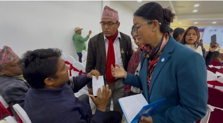 पोखरामा रास्वपा उम्मेद्वारमाथि सहकारीपीडितको आक्रोश, उम्मेद्वारलाई दिए विद्यालयको बिल