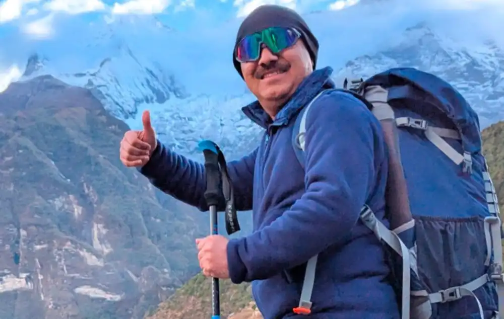 सगरमाथा आरोहण गर्दै कांग्रेस महामन्त्री विश्वप्रकाश शर्मा