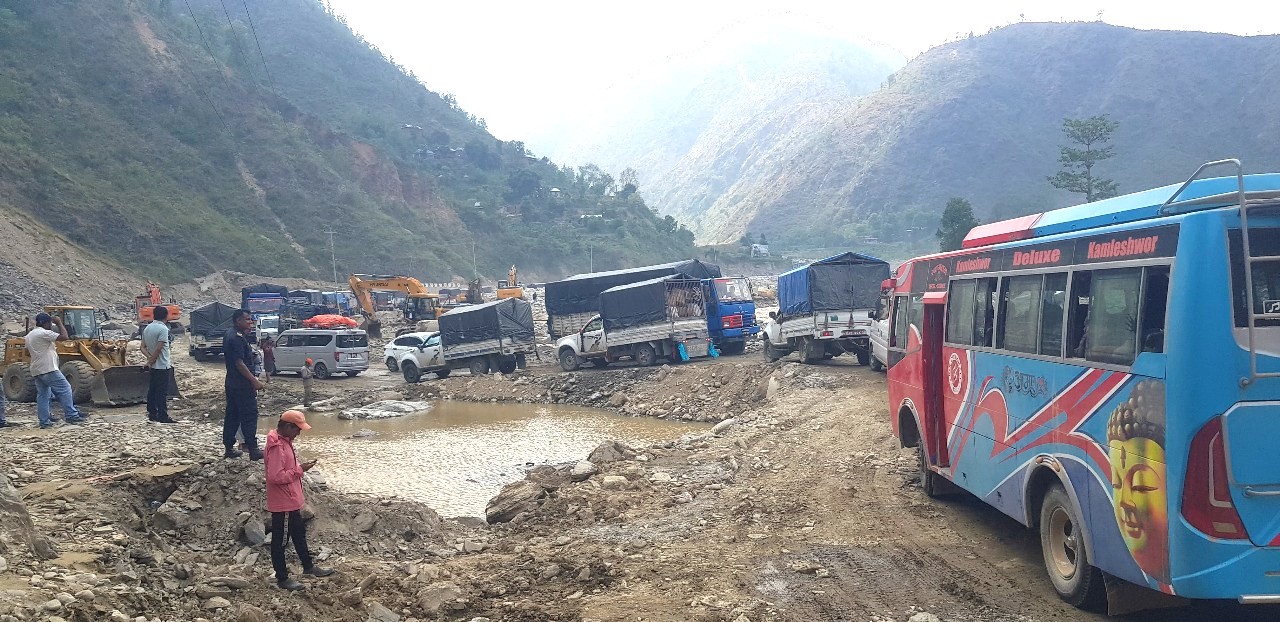 बीपी राजमार्गमा रातको समयमा यात्रुबहाक सवारी सञ्चालनमा रोक