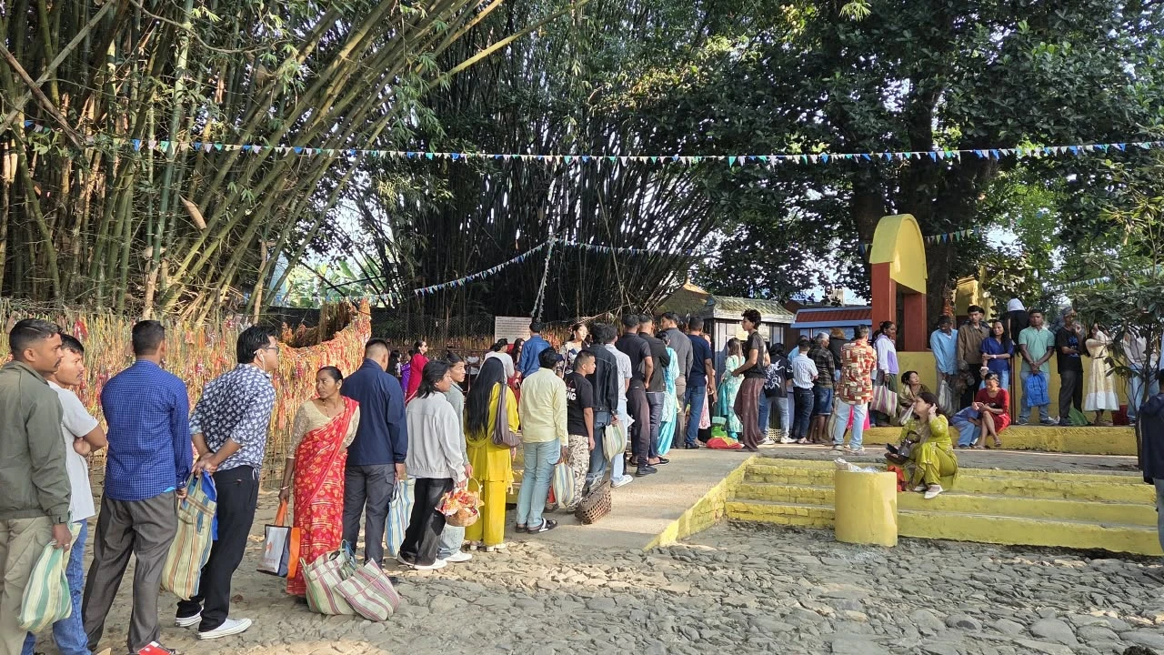 दसैँमा धरानको बुढासुब्बासहित विभिन्न मठमन्दिरमा भक्तजनको भीड (तस्बिरसहित)