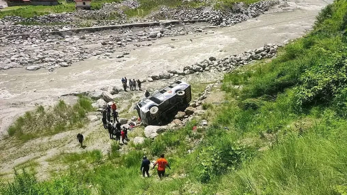 इन्द्रावती नदी किनारमा बस खस्यो
